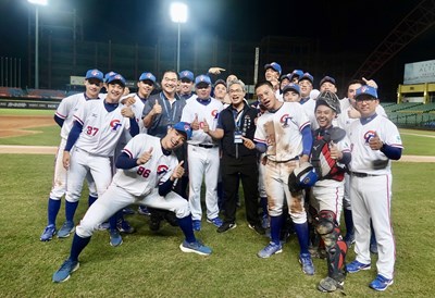 運動局長李昱叡賽後立即代表市長盧秀燕到場恭賀並預祝連戰連勝