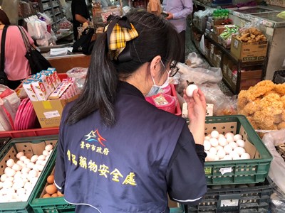 食安處稽查人員執行市場蛋品稽查(大雅市場)