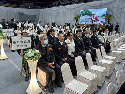 屏東殉職勇消公祭，臺中市政府由消防局簡任技正楊純凱(前排右一)代表市長，率消防及義消同仁共41人前往悼念