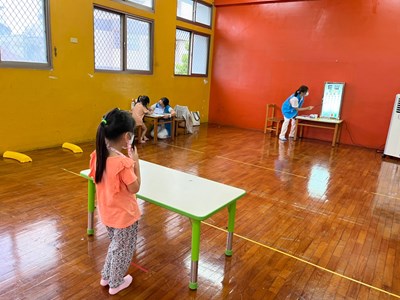 醫療團隊成員為園所幼兒進行視力檢測