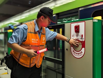 當軌道區發生緊急事件，按壓月台緊急停車按鈕即可讓列車停車。