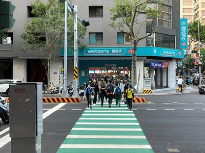 持續推動人本無障礙通行環境及道路燙平，提升人行安全