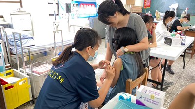 優質醫療團隊入校打流感，學生在校打省時又方便