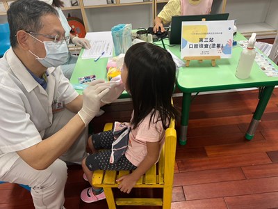 幼兒口腔檢查及塗氟_0