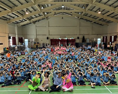 市府客委會主委江俊龍與東勢國小校長林方鈴及學生們大合照