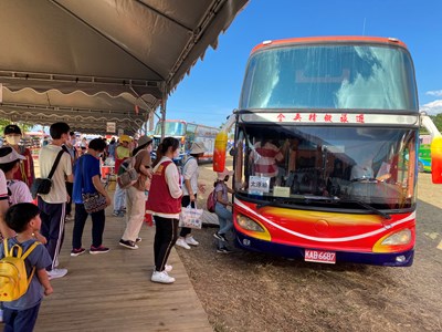 市府規劃充足接駁班次維持穩定發車，花海首周交通接駁秩序良好