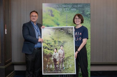 《車頂上的玄天上帝》導演黃文英致贈電影簽名海報給台中市新聞局局長鄭照新