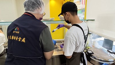 食安處稽查員抽驗食材，把關食安