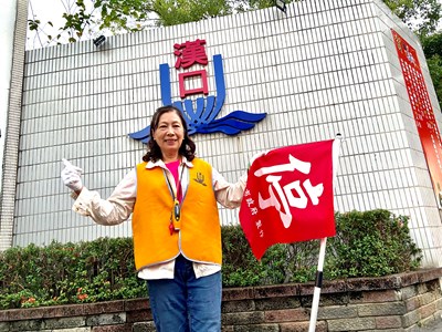 台中市西屯區漢口國中導護志工范蓮嬌，擔任導護志工32年，今年獲交通部頒發「金安獎」榮譽。