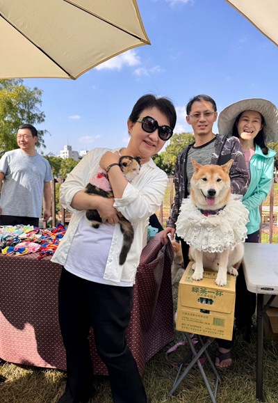 盧市長與慶生毛小孩合影